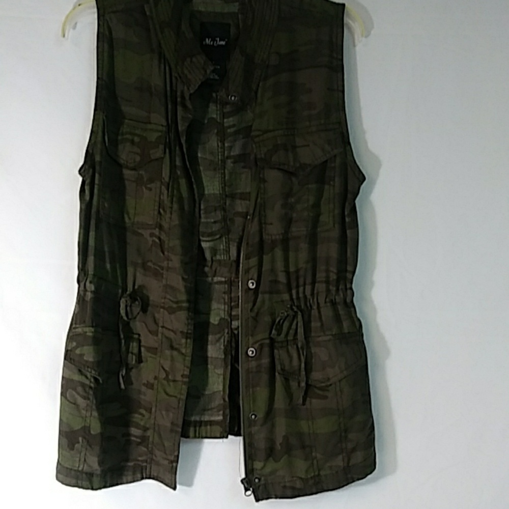 Camouflage vest light weight. Size Large